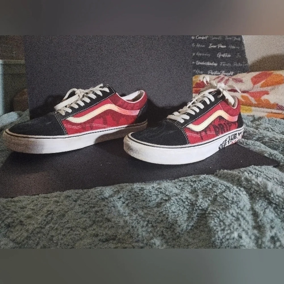 Vans with a graffiti flame colorway - Picture 7 of 12